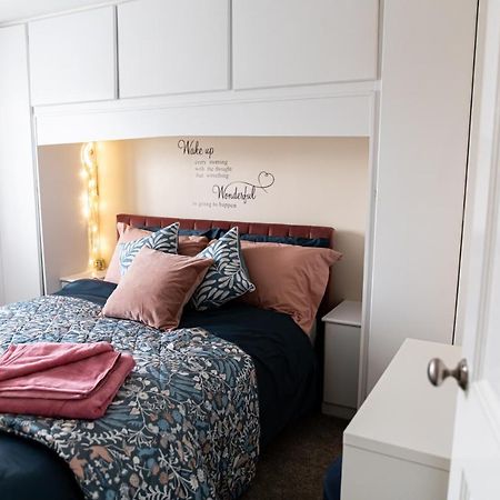Inviting 3-Bed House In マンチェスター エクステリア 写真