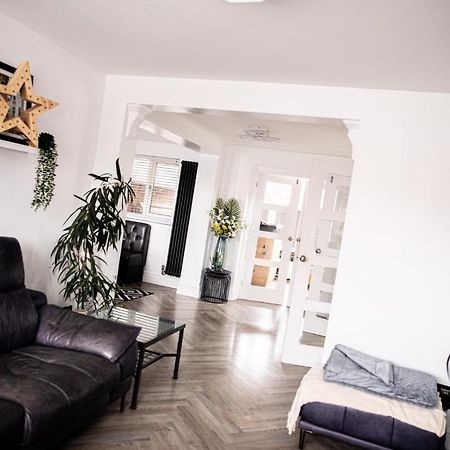 Inviting 3-Bed House In マンチェスター エクステリア 写真